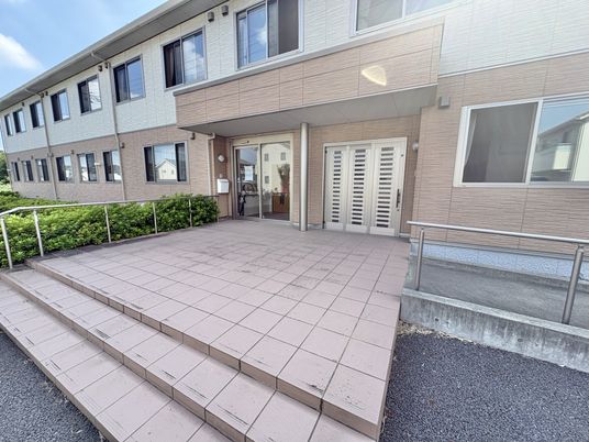 施設の入口前の外観  