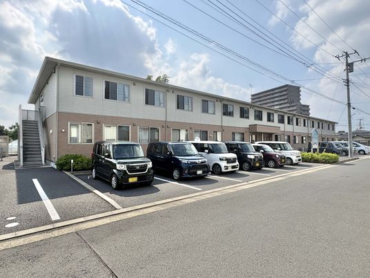 建物外観と駐車場  