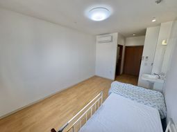 ベッドと洗面台の居室  