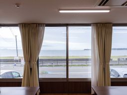 海を望む窓の部屋  