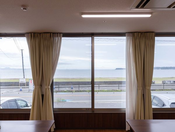 海を望む窓の部屋  