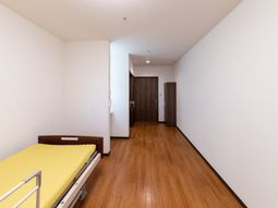 明るい居室のベッド  