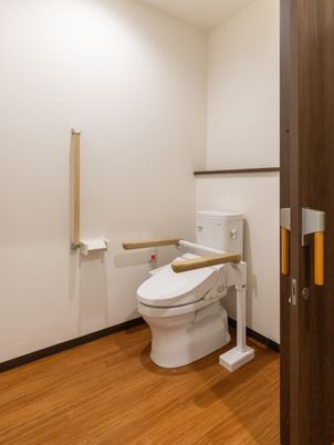手すり付きトイレ  