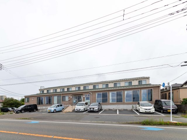 施設外観 外観   大きな窓が並ぶ平屋建ての建物です。駐車場も整っており、来訪しやすい印象です。