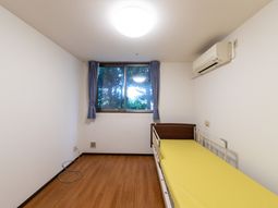 明るい居室のベッド  