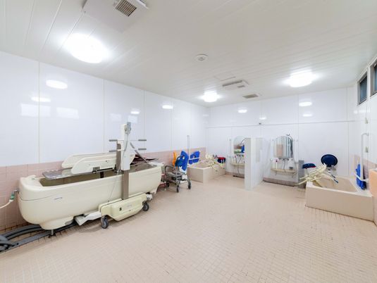 広い浴室と介助機器のある浴室  