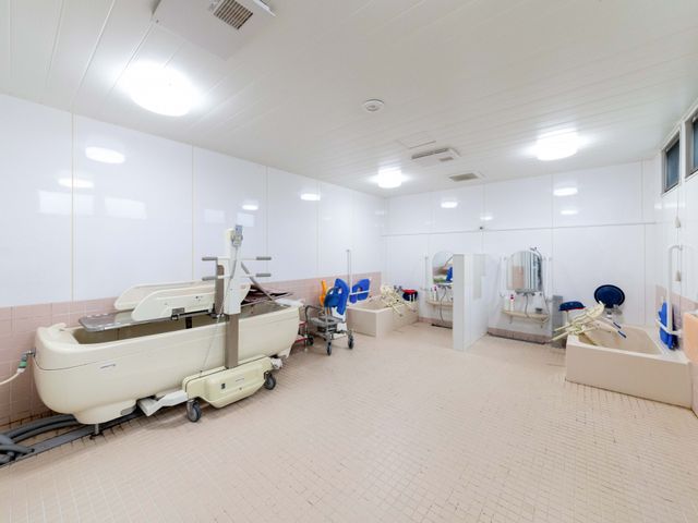広い浴室と介助機器のある浴室 浴室   広い浴槽と介助機器が備わった、支援しやすい浴室です。清潔感のある明るい空間で、入浴介助のしやすさが伝わります。