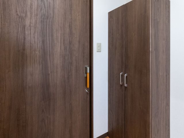 木目調の居室収納 居室   木目調の落ち着いた収納が備わった居室です。白い壁と明るい床で、すっきりした印象になっています。