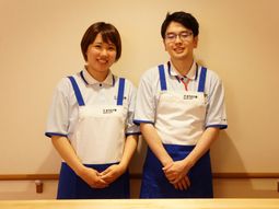 笑顔のスタッフ二人