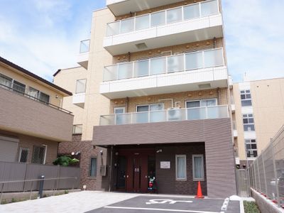清潔感のある建物のエントランス