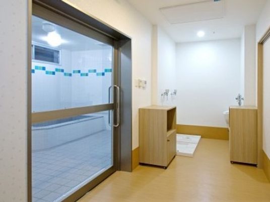 清潔な浴室の入口