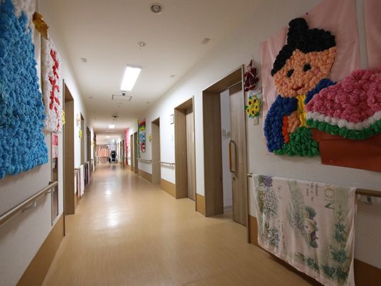 廊下に飾り付けられた壁