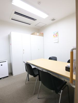 清潔な居室のデスクエリア