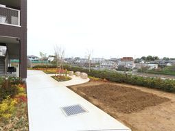 施設の開放的な庭