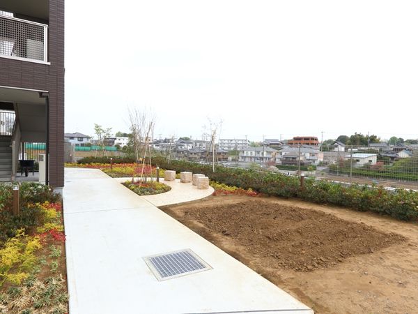 施設の開放的な庭