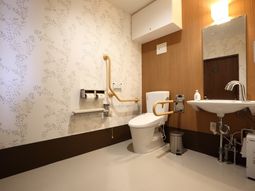 手すり付きの明るいトイレ