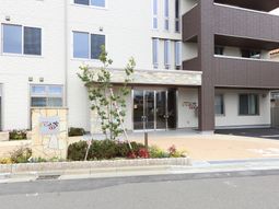 モダンな建物のエントランス