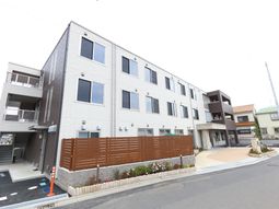 白壁の建物エントランス