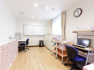 整然とした職員室の様子 