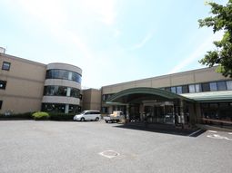 明るい外観の建物