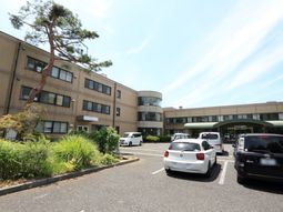 広い駐車場と建物外観