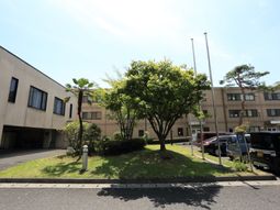 緑豊かな施設外観