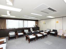 清潔感のある明るいラウンジ
