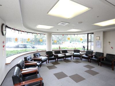 円形窓のある待合室