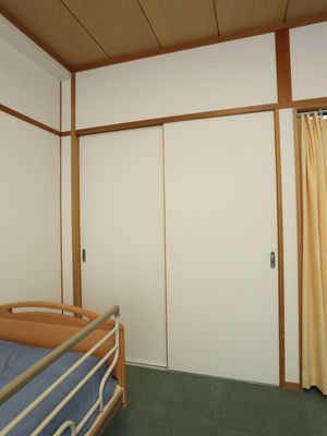 居室のベッドとクローゼット