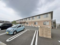 施設の外観と駐車場  