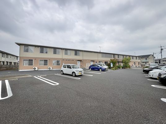 施設の外観と駐車場  