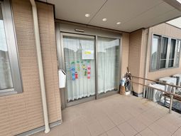 明るいエントランスの外廊下  