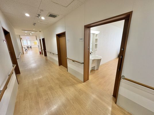手すり付き廊下  