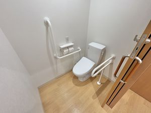 手すり付きトイレ  