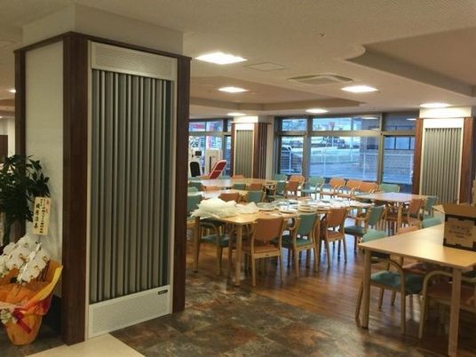 明るい食堂の光景