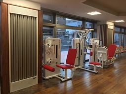 トレーニング機器と窓