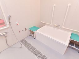 手すり付き浴槽の空間