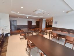 広々とした明るいダイニング