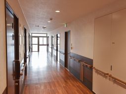 廊下の端まで続く明るい空間