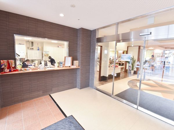 エントランスと受付の風景