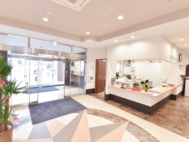 受付と自動ドアのエントランス エントランスホール 自動ドアを備えたエントランスは、明るく開放的な雰囲気です。広々としているため、皆様のお出迎えもスムーズに行えるでしょう。