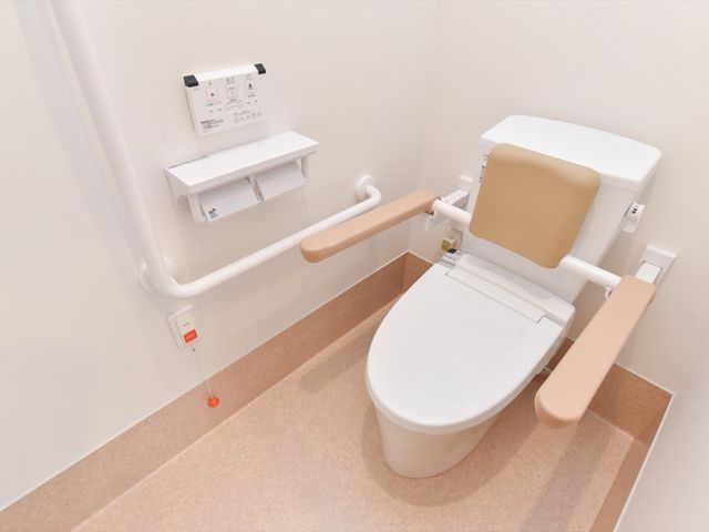 バリアフリー対応トイレ トイレ サポートバー完備のトイレは、すべての方が快適にご利用いただける設計です。安全と利便性を考慮した空間づくりを心がけております。