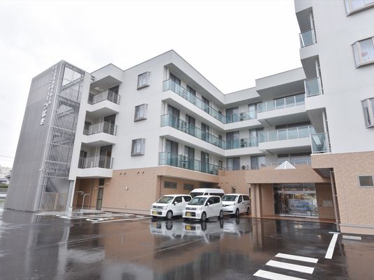 モダンな外観の建物