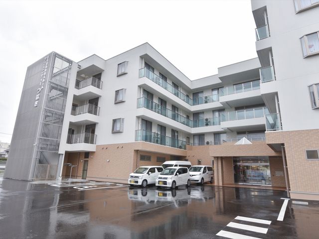 モダンな外観の建物 外観 洗練されたデザインのエントランスが迎える、清潔感のある建物です。明るい雰囲気の中で、お仕事が可能です。