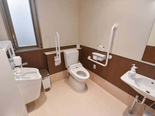 バリアフリー設計のトイレ トイレ 利便性を配慮した清潔なトイレです。手すりやスペースの確保により、すべての方が安心してご利用いただけます。