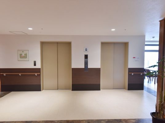 清潔感のある廊下のエレベーター