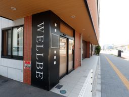 明るいエントランスの外観