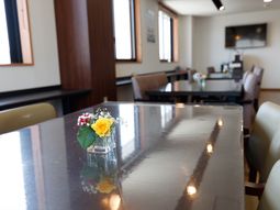 明るいダイニングテーブル