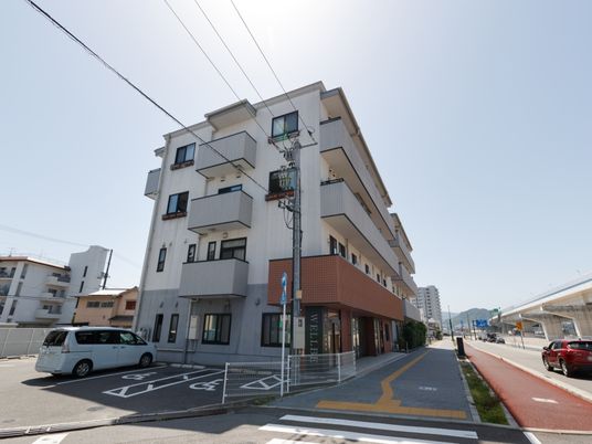 現代的な建物の外観