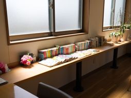 明るい光が差し込む読書コーナー